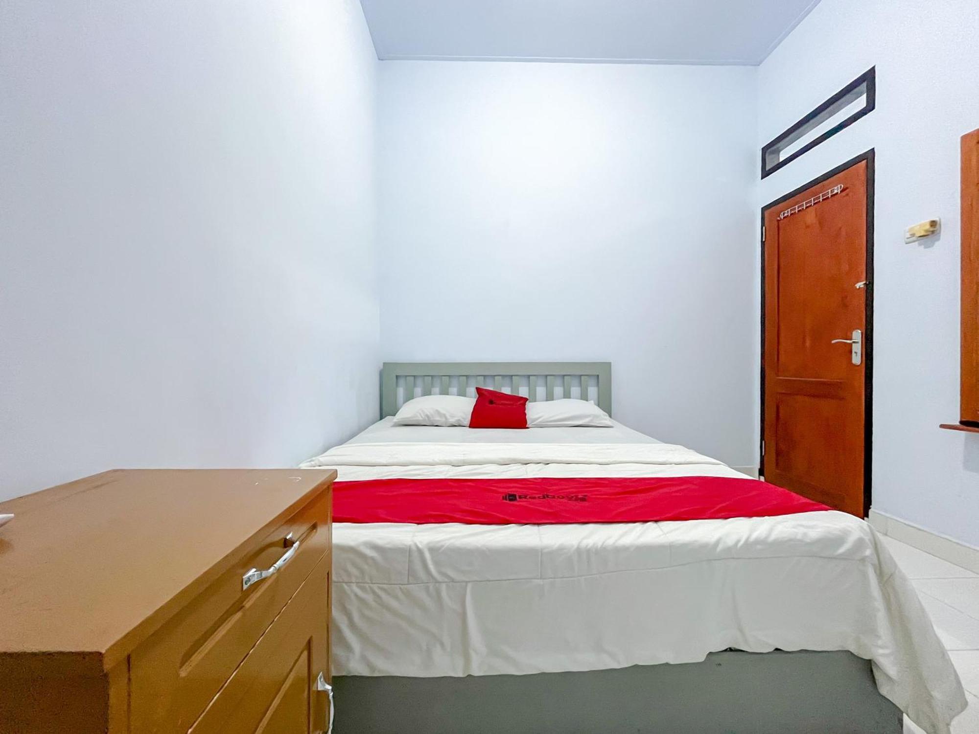 Reddoorz Syariah At Home Ampana Guest House Ampana Kota 外观 照片