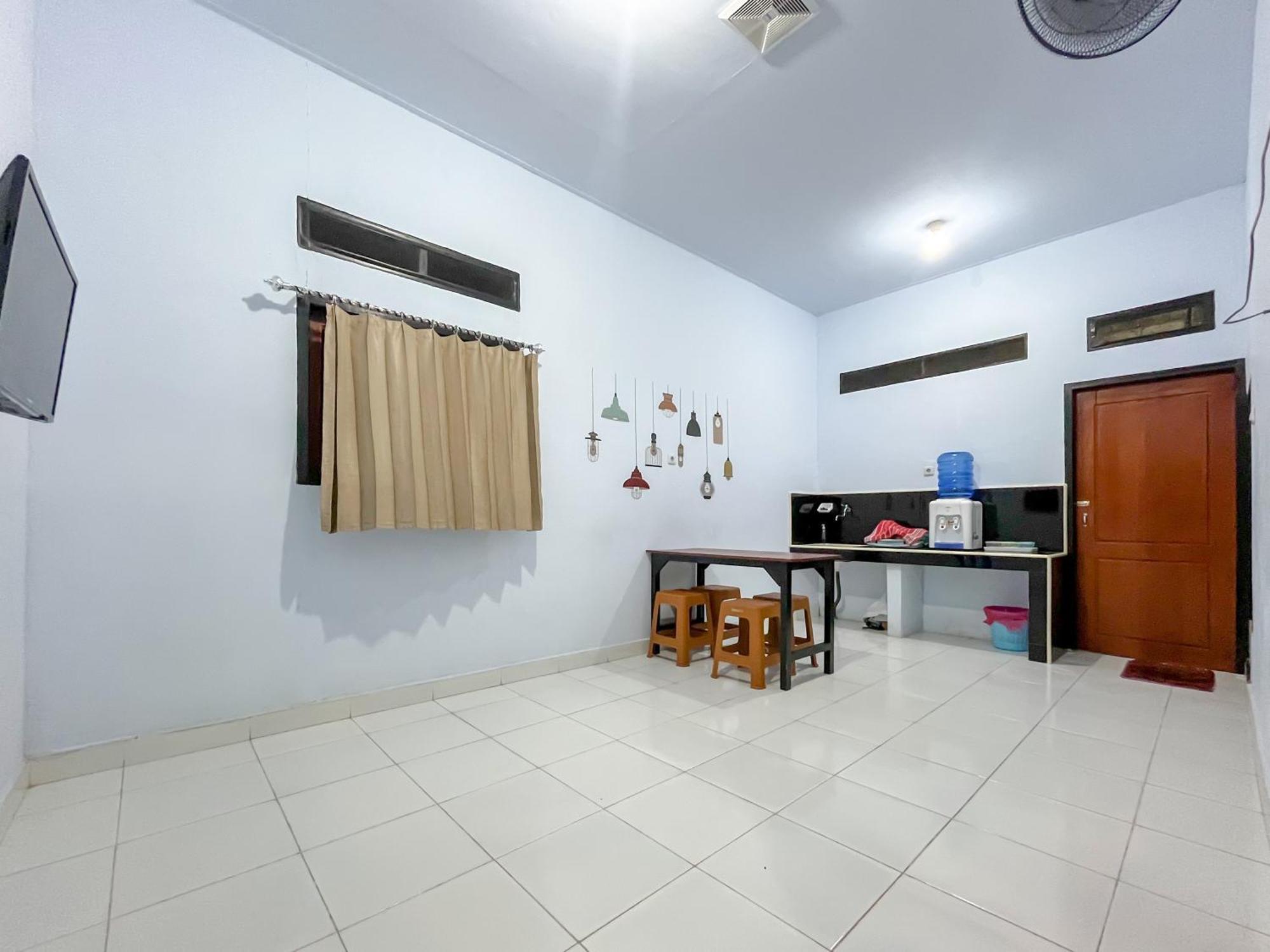 Reddoorz Syariah At Home Ampana Guest House Ampana Kota 外观 照片