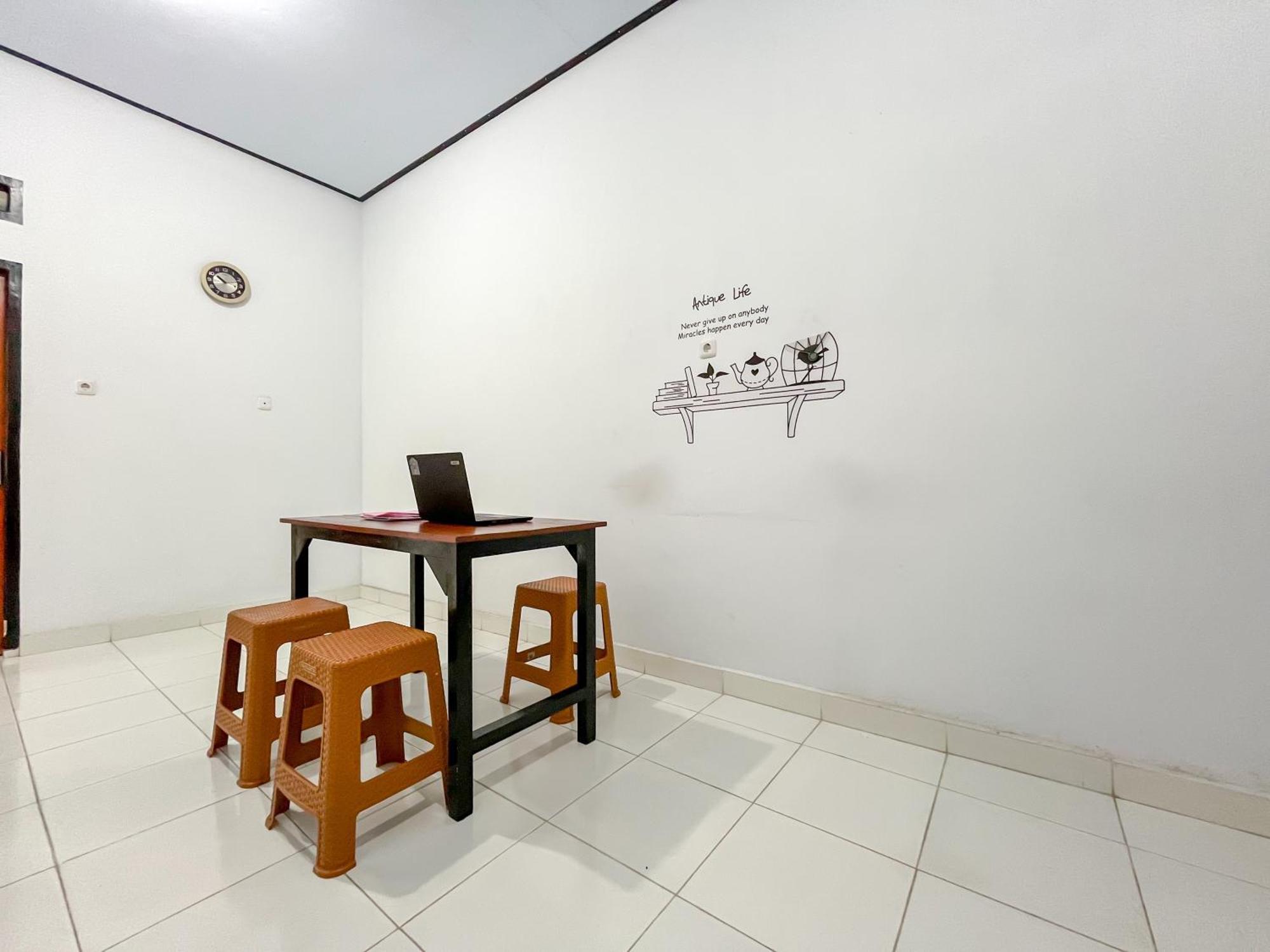 Reddoorz Syariah At Home Ampana Guest House Ampana Kota 外观 照片